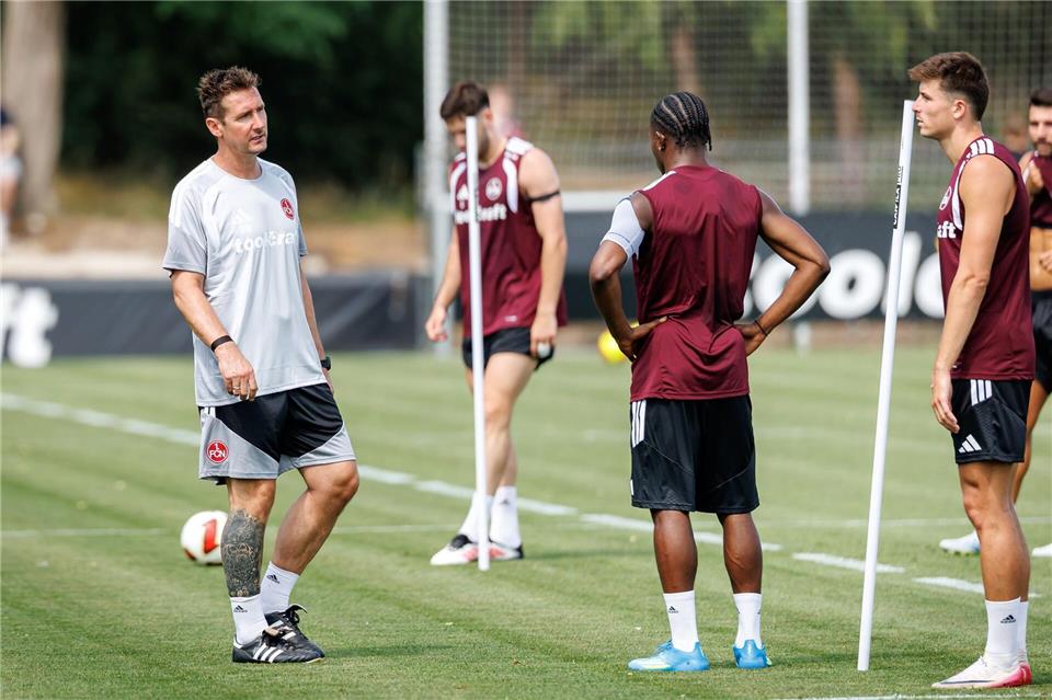 Miroslav Klose (l) hat „große Lust“ auf die neue Saison.Daniel Karmann/dpa