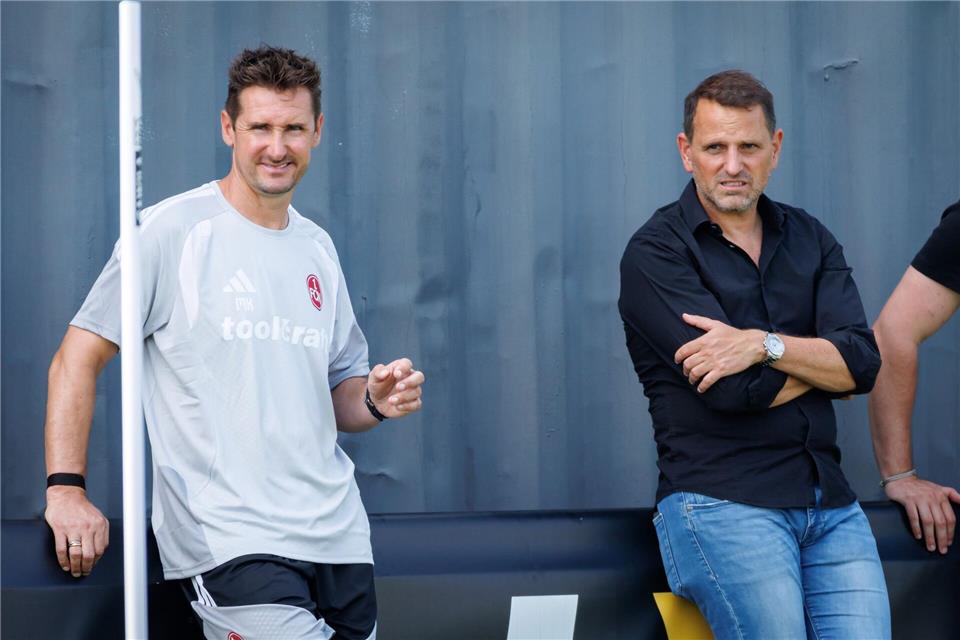Miroslav Klose (l) schaut beim 1. FC Nürnberg genau hin.Daniel Karmann/dpa