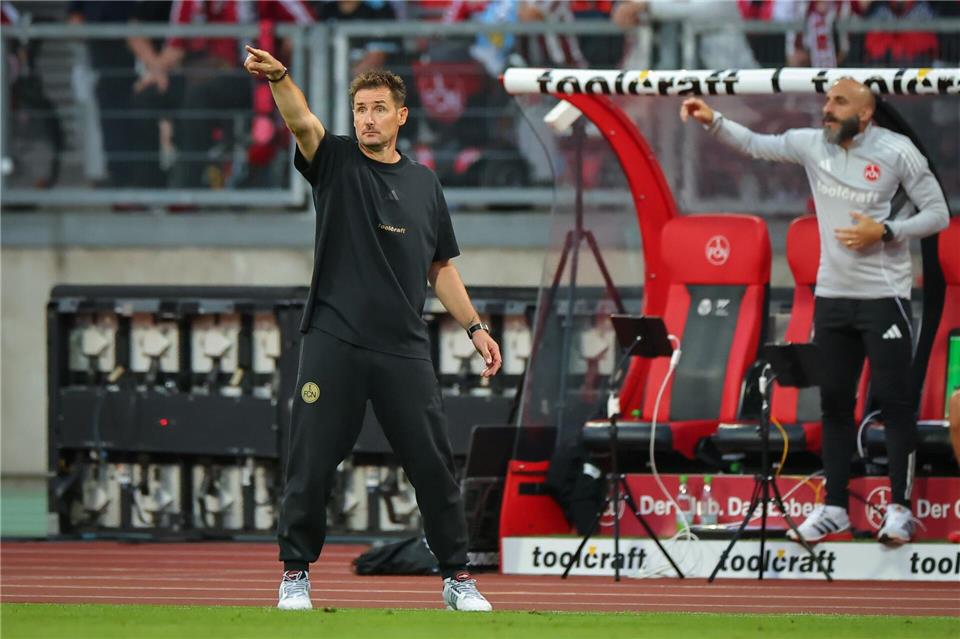 Miroslav Klose muss gegen Darmstadt das Sagen an Javier Pinola (r) abgeben. (Archivbild)Daniel Karmann/dpa