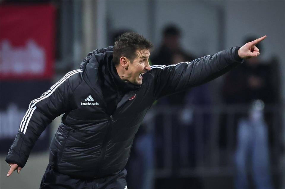 Miroslav Klose pusht seine Nürnberger nach vorne.Daniel Karmann/dpa