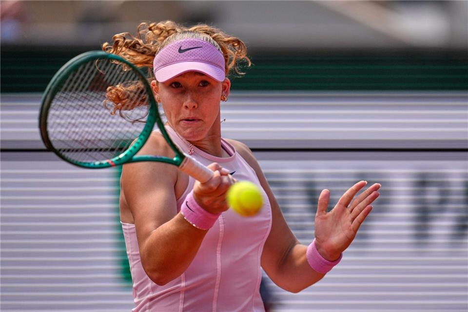 Mirra Andrejewa bei einem Vorhandschlag.Christophe Ena/AP/dpa