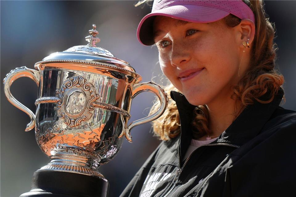 Mirra Andrejewa lächelt mit der Trophäe in den Händen.Aurelien Morissard/AP/dpa