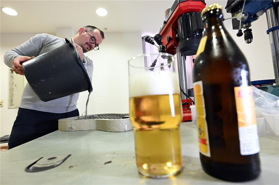 Mischt der Gitarrenbauer den Beton mit Bier an, dauert die Herstellung länger.Martin Schutt/dpa