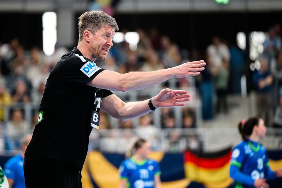 Mischt seinen Kader für die letzten beiden EM-Qualifikationsspiele durch: Frauenhandball-Bundestrainer Markus Gaugisch (Archivbild).Marco Wolf/dpa
