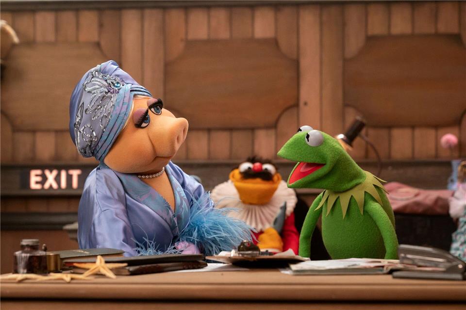 Miss Piggy (l-r), Lew Zealand und Kermit feiern sich selbst in einem Special zum 50. Jubiläum der Originalserie auf Disney+.Mitch Haaseth/Disney/dpa