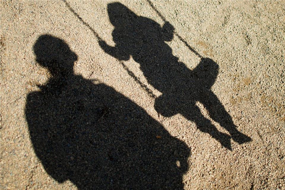 Missbrauchstaten verharren auf einem hohen Niveau. (Symbolbild)Julian Stratenschulte/dpa