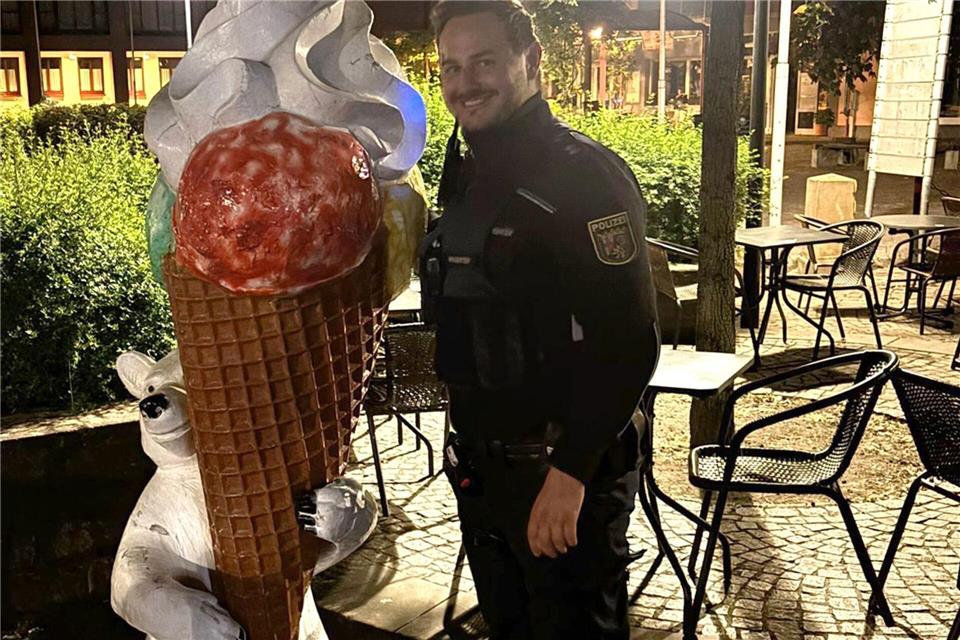 Mission vollendet: Die Polizei bringt die Eiswaffel zurück.  --/Polizei Landau/dpa