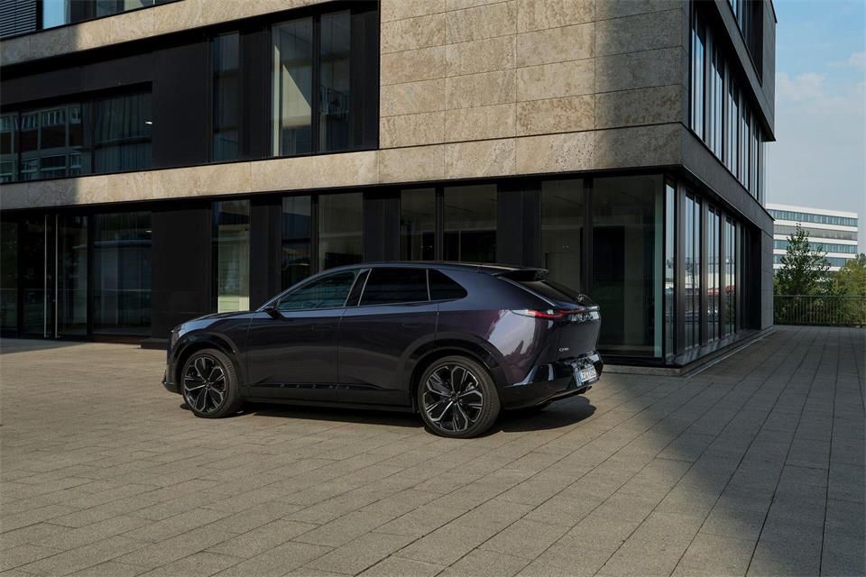 Misst 4,85 Meter in der Länge: der Mazda CX-6e.Mazda/dpa-tmn