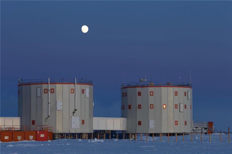 Misstrauen und Konflikte verstärken sich über die Dauer der Isolation. Jessica Studer/EurekAlert/dpa