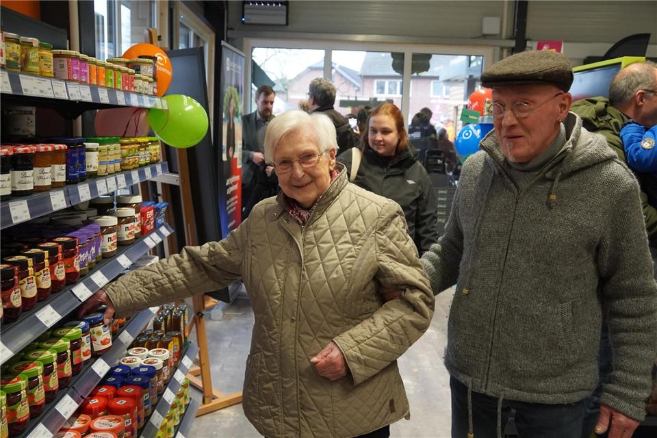 Mit 100 Jahren gebührt Martha Dönnebrink die Ehre, die Filiale zu eröffnen. Mit ihrem Sohn Alfons geht sie gleich auf Erkundungstour.
