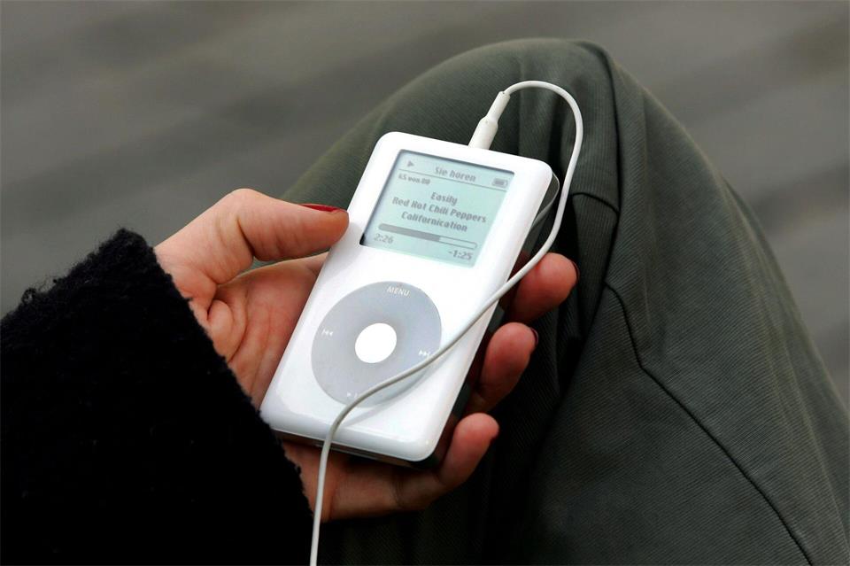 Mit 1.000 Songs auf einer Festplatte ließ der iPod ganze Musiksammlungen mitnehmen. (Archivbild)picture alliance / dpa