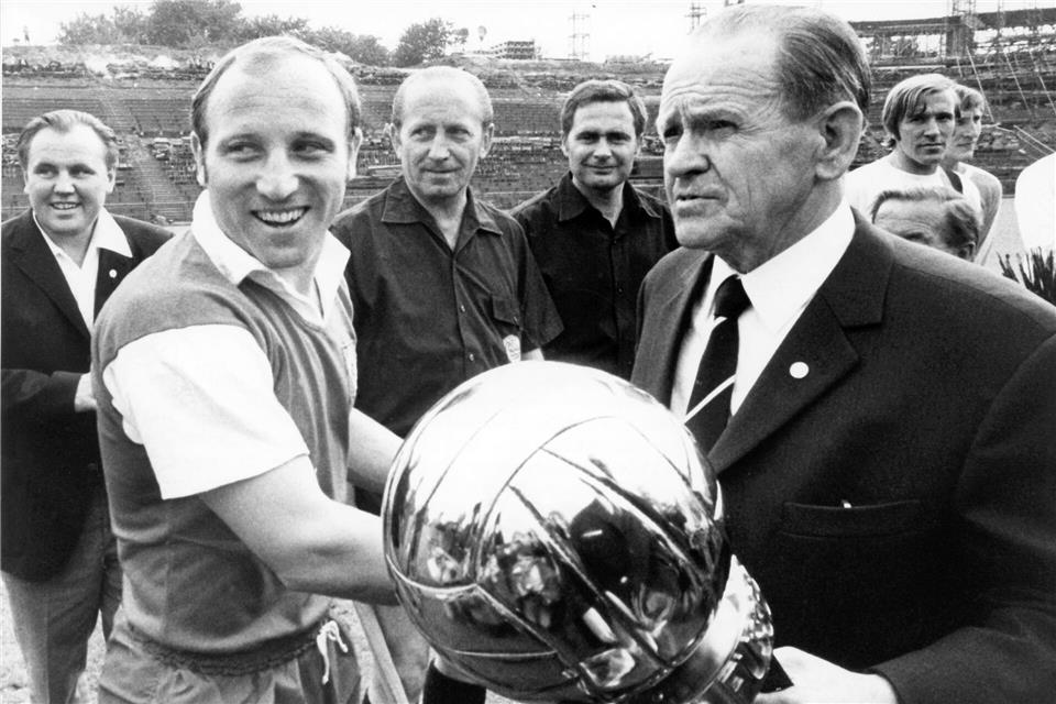 Mit 137 Toren ist Uwe Seeler der Bundesliga-Rekordschütze des HSV. Hier erhält er 1970 von Altbundestrainer Sepp Herberger die Auszeichnung als Fußballer des Jahres. (Archivbild)Dieter Klar/dpa