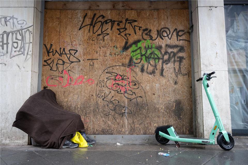 Mit 15 Modellprojekten will Hessen landesweit die Wohnungslosigkeit bekämpfen. (Symbolbild)Boris Roessler/dpa