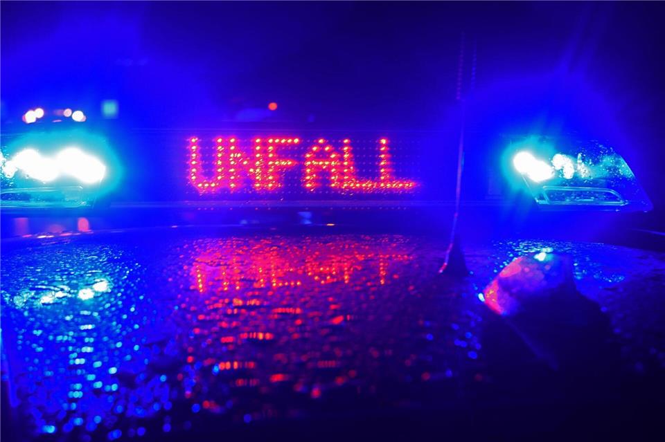 Mit 1,59 Promille verliert ein Autofahrer die Kontrolle über seinen Wagen und fährt in einen Kanal. (Symbolbild)Stefan Puchner/dpa