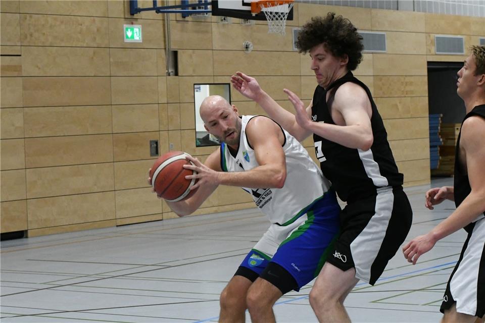 Mit 16 Punkten war Center Steffen Döhler (am Ball) der eifrigste Punktesammler im Borkener Dress.