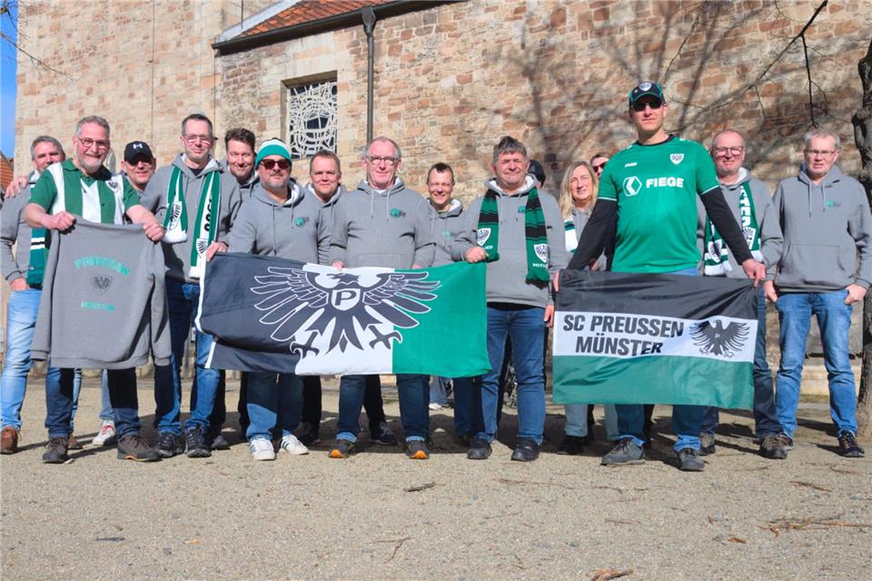 Mit 17 Mitgliedern feuerte die „Preußenbande“ den Zweitligisten Münster in Braunschweig an.