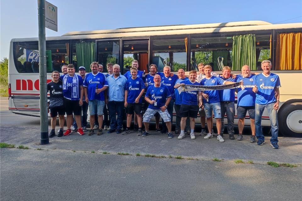 Mit 20 Mitgliedern war der Gemener Schalke-Fanclub „Unsere Ehre Blau und Weiß“ beim Zweitliga-Auftakt der Knappen gegen den HSV in der Veltins-Arena zu Gast.