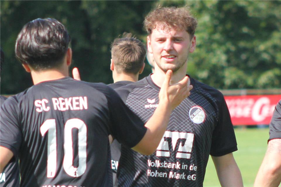Mit 23 Jahren schon ein Erfahrener beim Fußball-Bezirksligisten SC Reken: Zinedin Sekic (rechts).