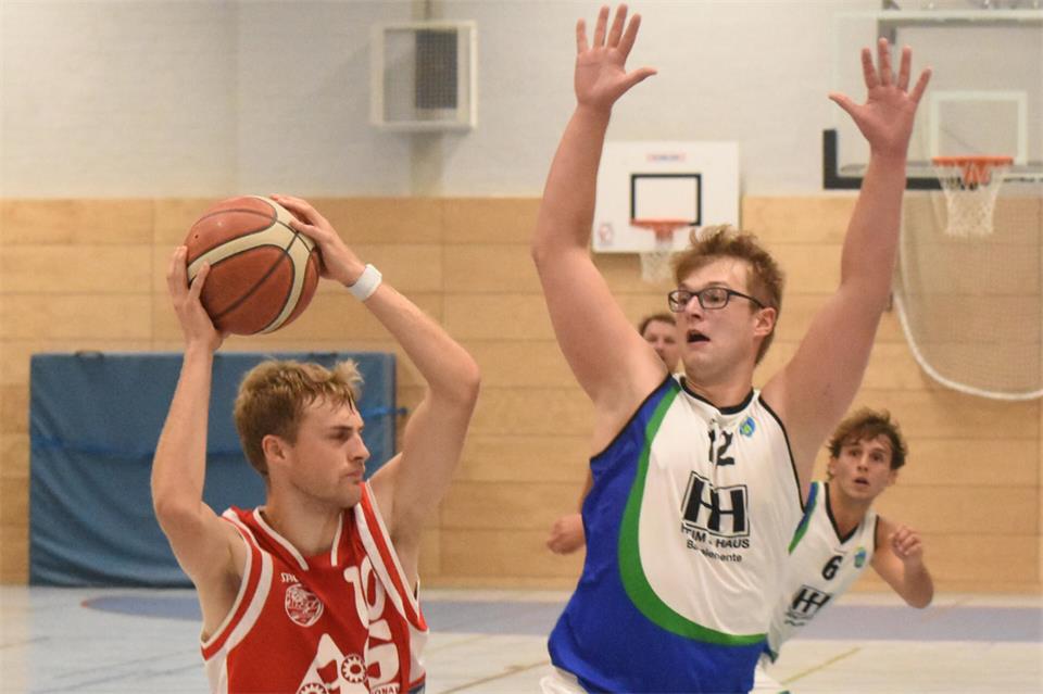 Mit 25 Punkten war Felix Lueb (rechts), der auch in der Defense überzeugte, der beste Borkener Schütze.