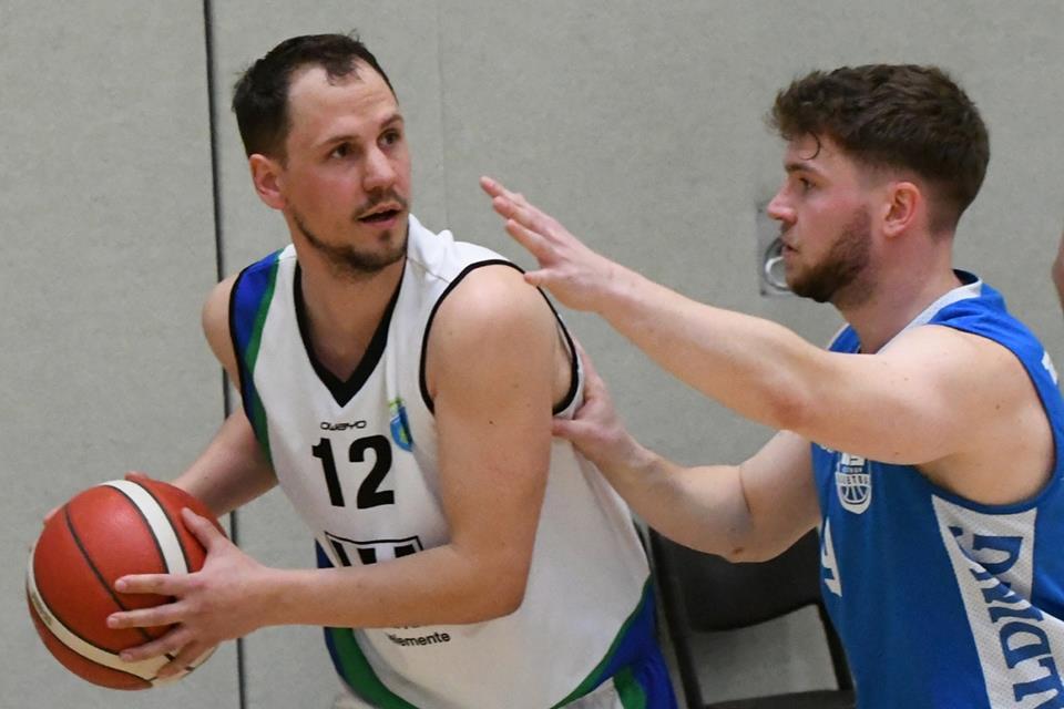 Mit 34 Jahren ist (lang) noch nicht Schluss: Heiner Holtkamp (links) ärgert sich zwar über den knapp verpassten Aufstieg in die 2. Regionalliga in der Vorsaison. Er traut seinem RSV aber in der am 21. September startenden Oberliga-Saison erneut einen Spitzenplatz zu.