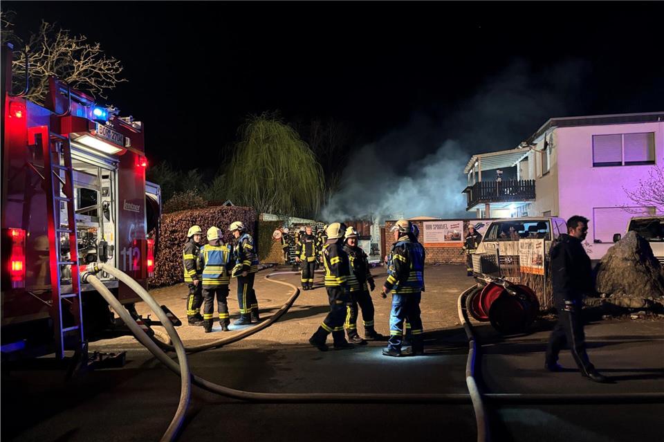 Feuer in Südlohn: Werkstatt und Lagerhallen am Weseker Weg in Flammen Mit 35 Einsatzkräften kämpfte die Südlohner Feuerwehr gegen die Flammen an. Neben einer Werkstatt brannten weitere Lagerhallen. Das Feuer drohte sich weiter auszubreiten.