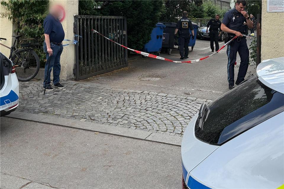 Mit 40 Streifenwagen jagt die Polizei in München einen Juwelenräuber. (Symbolbild)Christof Rührmair/^dpa/dpa