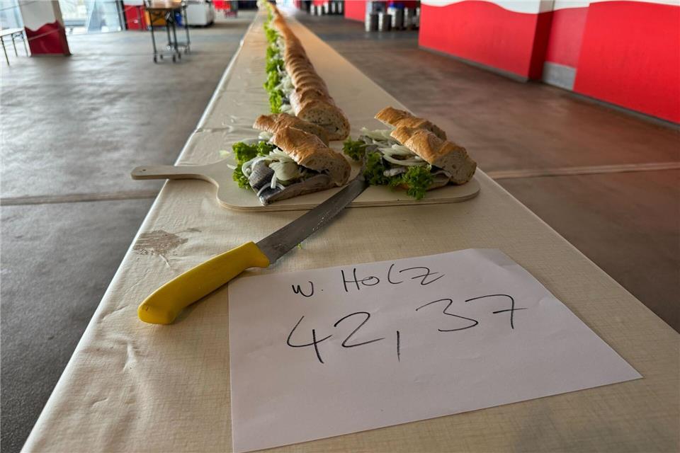 Mit 42,37 Metern hat das längste Fischbrötchen der Welt den bisherigen Rekord von 31 Metern deutlich übertroffen. (Foto Handout)--/F.C. Hansa Rostock /dpa
