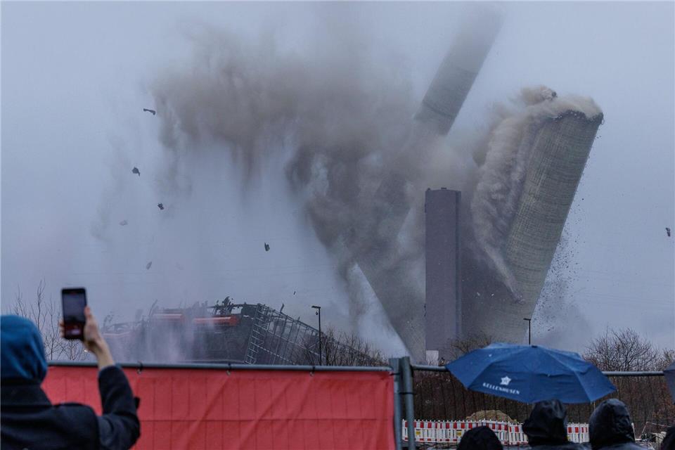 Mit 600 Kilogramm Sprengstoff wurde der alte Schornstein zu Fall gebracht.David Ebener/dpa