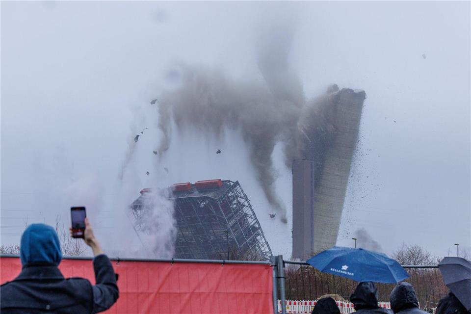 Mit 600 Kilogramm Sprengstoff wurde der alte Schornstein zu Fall gebracht.David Ebener/dpa