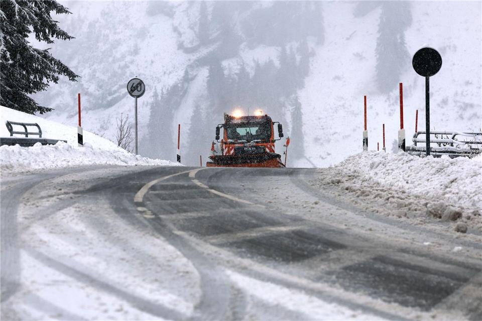 Mit 880 Fahrzeugen gewährleistet der Freistaat Bayern in der bevorstehenden Saison den Winterdienst auf Bundes- und Landesstraßen. (Archivbild)Karl-Josef Hildenbrand/dpa