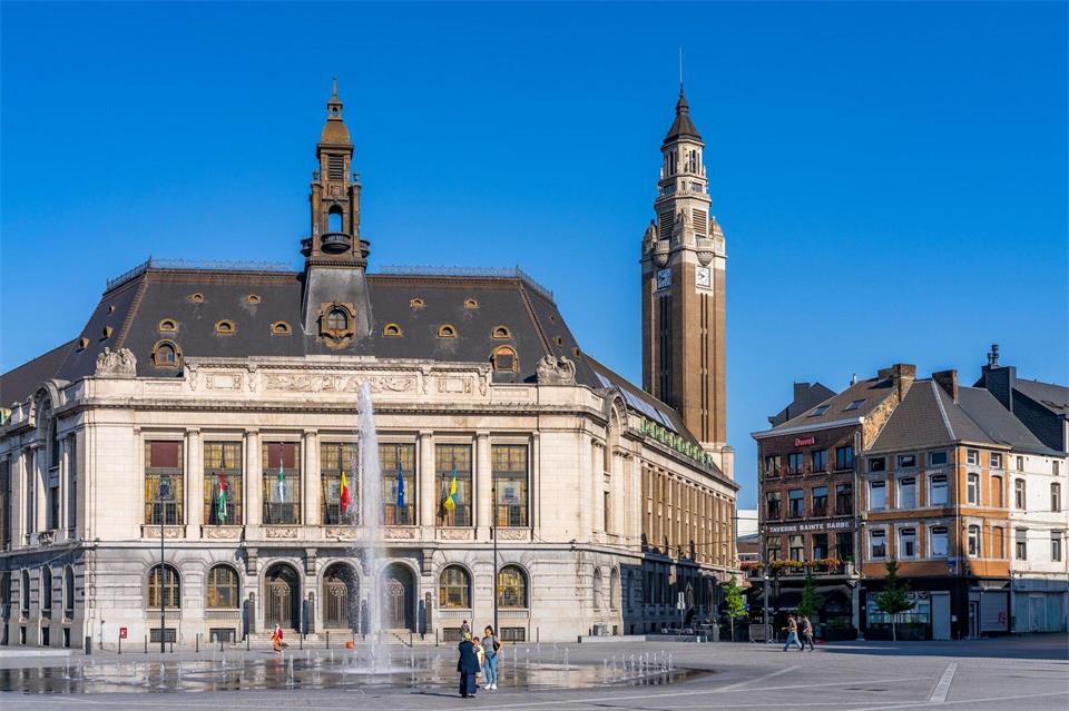 Mit Art déco-Elementen und Glockenturm: Historisches Rathaus in Charleroi.Oliver Gerhard/dpa-tmn
