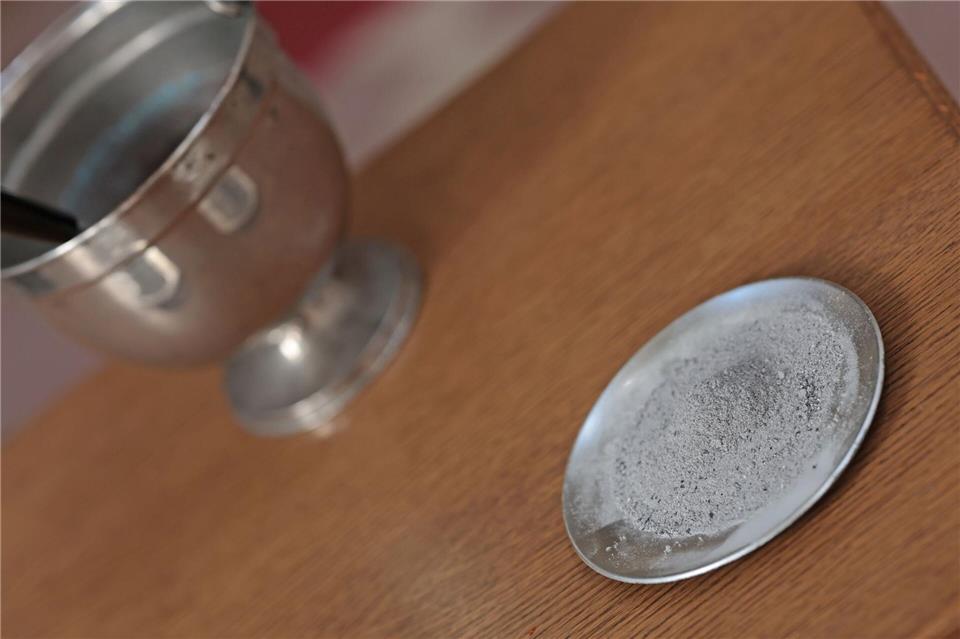 Mit Asche wird ein Kreuz auf die Stirn der Gläubigen aufgezeichnet. (Archivbild)Matthias Bein/dpa