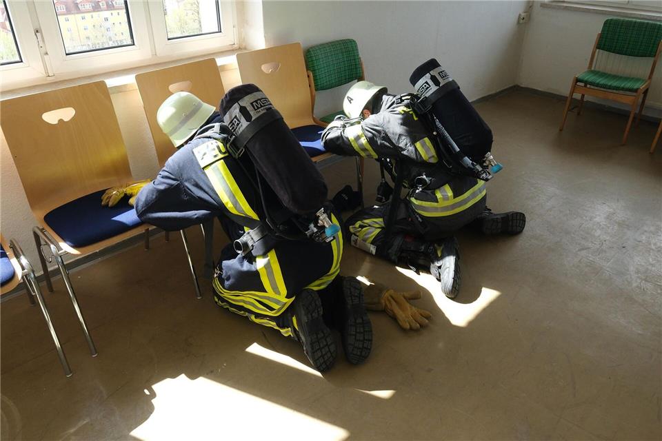 Mit Atemmaske und 15 Kilogramm schwerer Ausrüstung bewältigten die Feuerwehrleute die 166 StufenSebastian Willnow/dpa