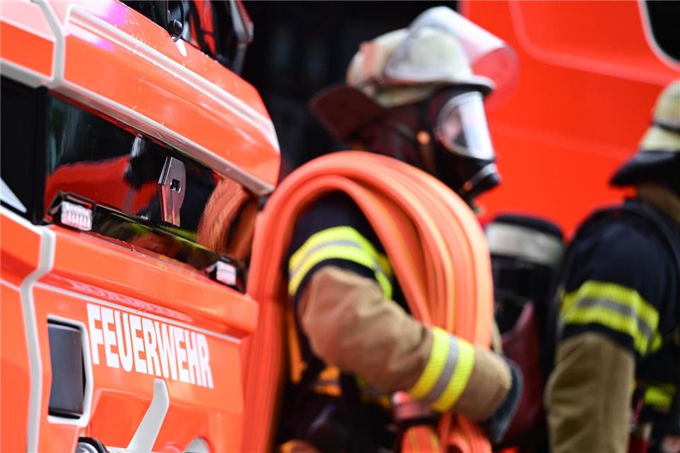 Mit Atemschutz betreten die Feuerwehrleute den Keller. (Symbolbild)Bernd Weißbrod/dpa