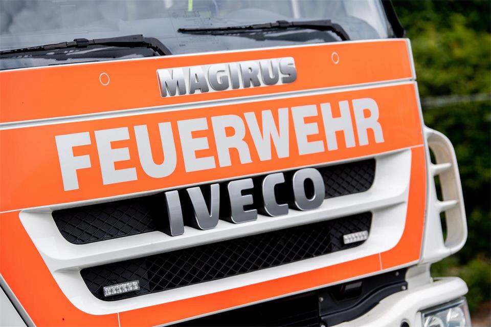 Mit Atemschutzgeräten betreten die Feuerwehrleute das Patientenzimmer. (Symbolbild)Hauke-Christian Dittrich/dpa