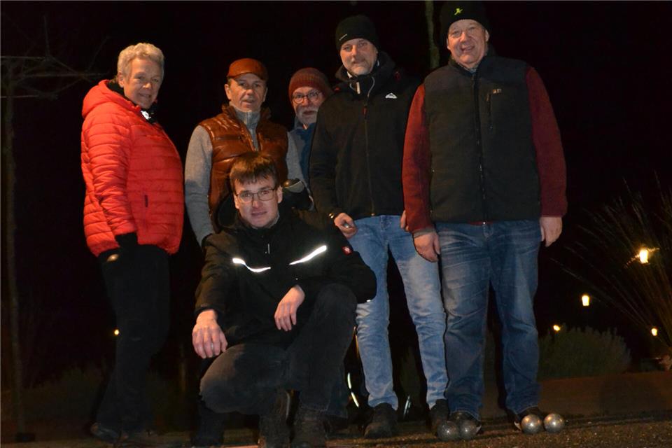 Mit Augenmaß und Fingerspitzengefühl: Die Bouler der Raesfelder spielen auch im Winter und im Dunkeln. Die Lizenzspieler sind im Herbst aus der Kreisliga in die Bezirksliga aufgestiegen.