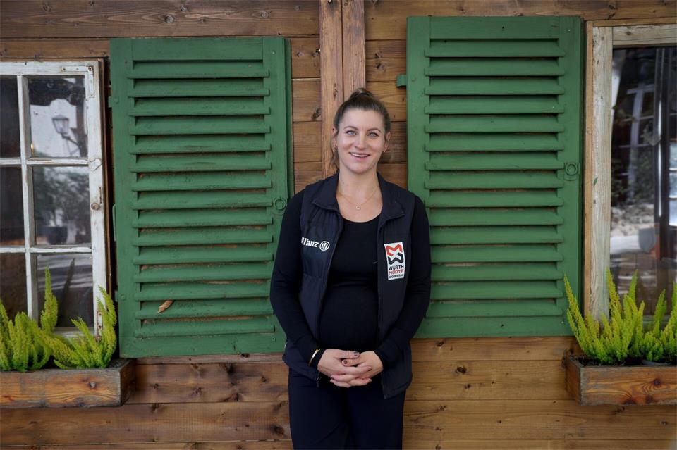 Mit Babybauch: Snowboard-Star Ramona Hofmeister wird diesen Winter keine Rennen fahren.Karl-Josef Hildenbrand/dpa