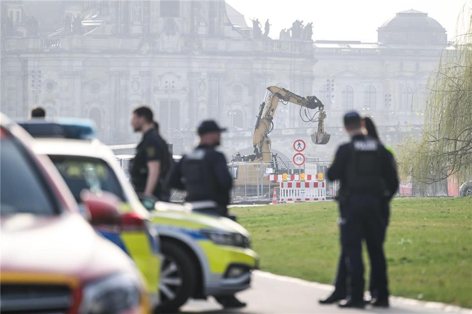 Mit Baggern öffnete die Dresdner Bohrgesellschaft in Begleitung des Kampfmittelbeseitigungsdienstes die Fundstellen.Robert Michael/dpa
