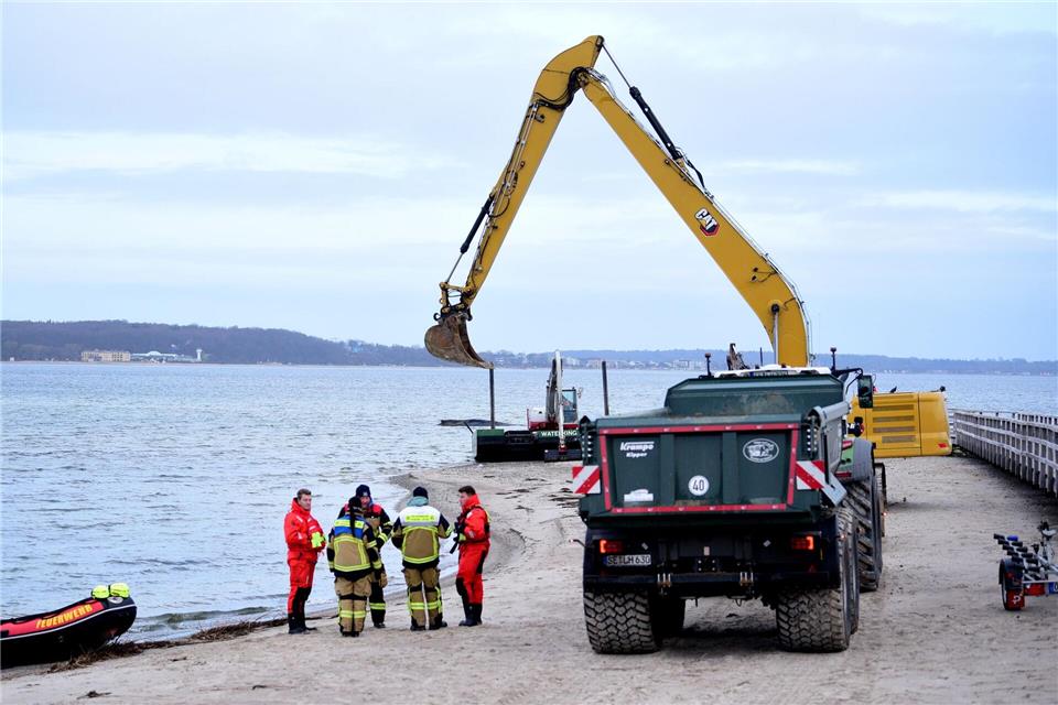 Mit Baggern soll ein Rettungsversuch gestartet werden.Daniel Bockwoldt/dpa