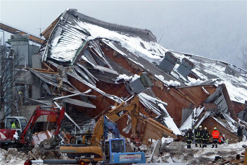 Mit Baggern trugen die Rettungskräfte die Trümmer der eingestürzten Eishalle in Bad Reichenhall ab. (Archivbild)picture alliance / dpa