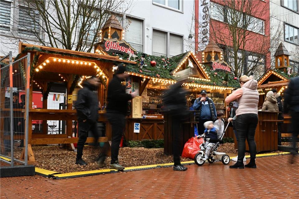 Mit Bauzäunen wurde ein Glühweinstand in Gießen gesichert. Michael Brandt/dpa