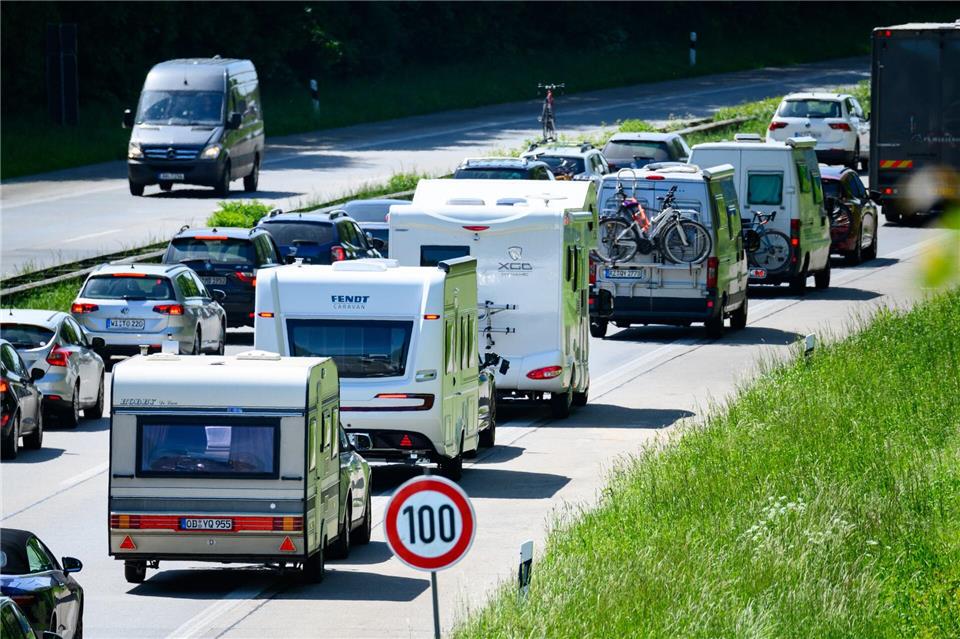 Mit Beginn der Sommerferien in drei Bundesländern kommt es zu Stau im Norden. (Symbolbild) Jonas Walzberg/dpa