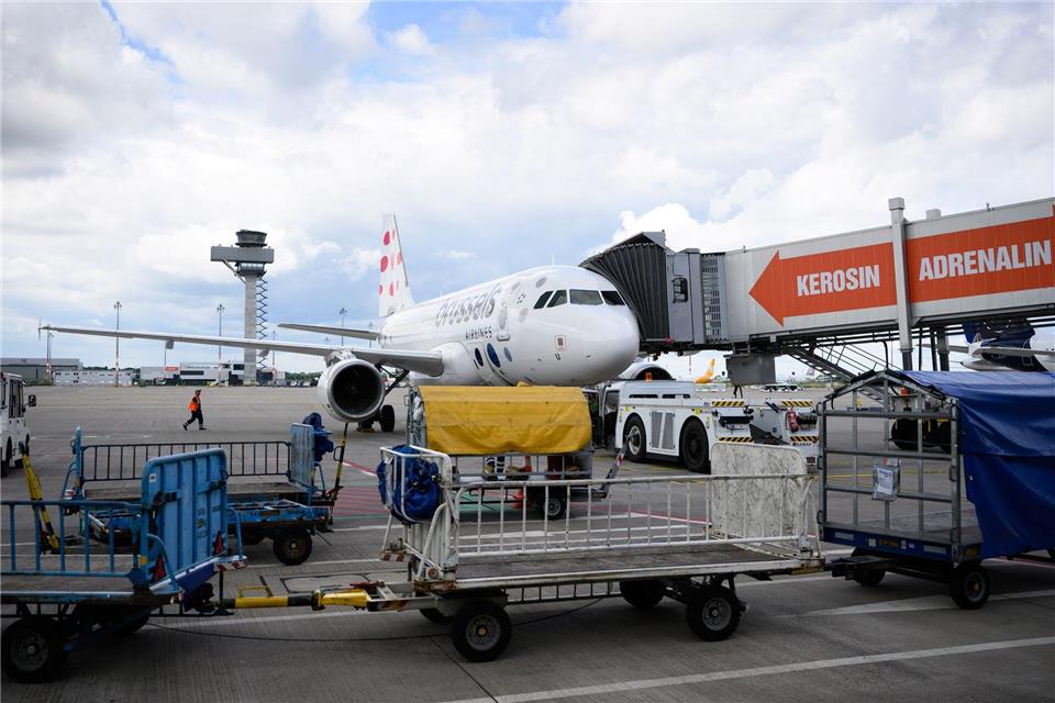 Mit Beginn des Sommerflugplans können vom Hauptstadtflughafen BER aus neue Ziele bereist werden. (Archivbild)Bernd von Jutrczenka/dpa