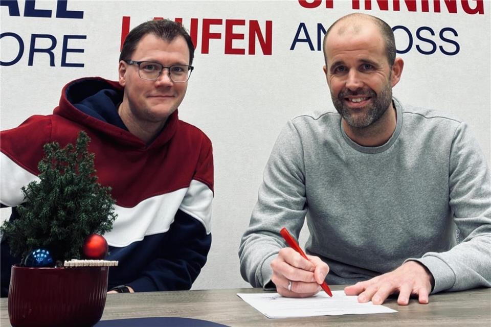 Mit Bernd Olbing (rechts) stellte der Fußball-Abteilungsleiter der SG Borken, Christoph Bödder, den Trainer für die Saison 2026/2027 vor. Nach der Winterpause lösen Jörg Theben und Jan Donnert das aktuelle Trainer-Duo Timo Bachmeier und Virgilio Zanni ab.
