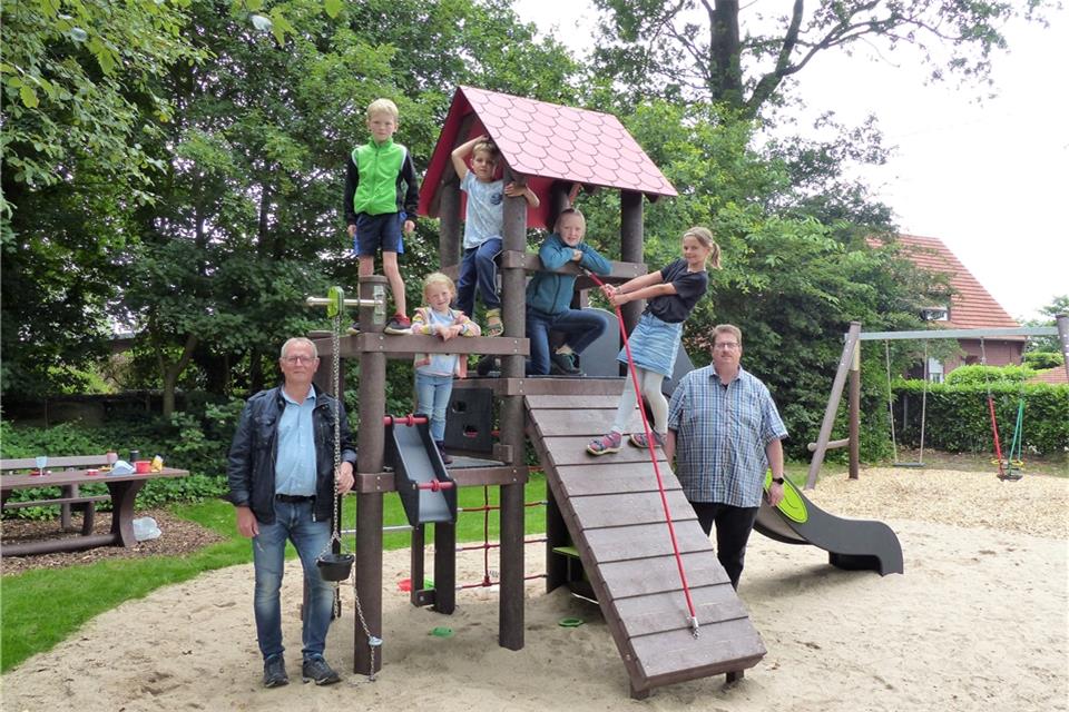 Mit Bernd Roters (links im Bild) vom Raesfelder Bauamt und Andre Olbing freuen sich vor allem die Kinder aus Homer über den neu gestalteten Spielplatz an der Homeraner Schule.
