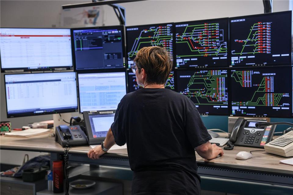 Mit Bildschirmen und Tastatur werden die Zugfahrten in einem modernen elektronischen Stellwerk gesteuert. (Archivbild)Oliver Berg/dpa