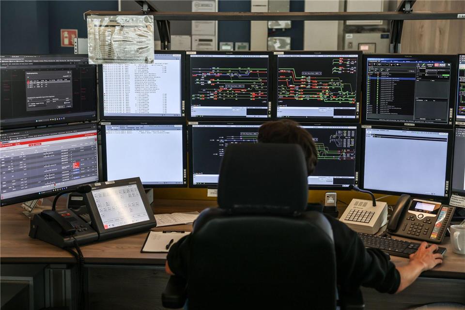 Mit Bildschirmen und Tastatur werden die Zugfahrten in einem modernen elektronischen Stellwerk gesteuert. (Archivbild)Oliver Berg/dpa