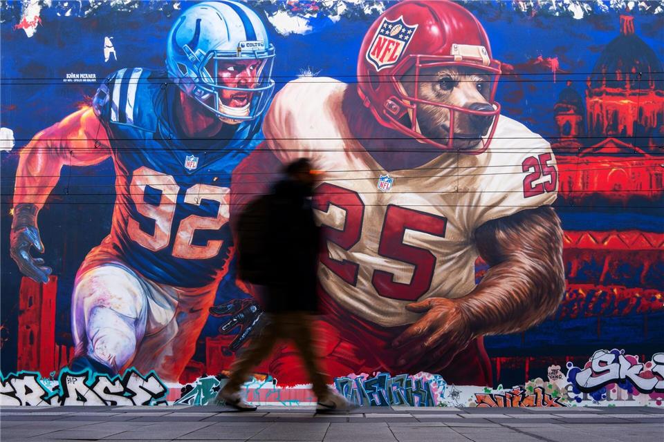 Mit Björn Werner und dem Berliner Bär: NFL-Werbung in Berlin. Soeren Stache/dpa