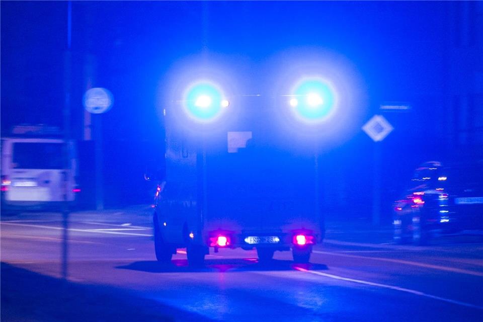 Mit Blaulicht eilten die Einsatzkräfte zu dem Unfallort. (Symbolbild)Patrick Seeger/dpa