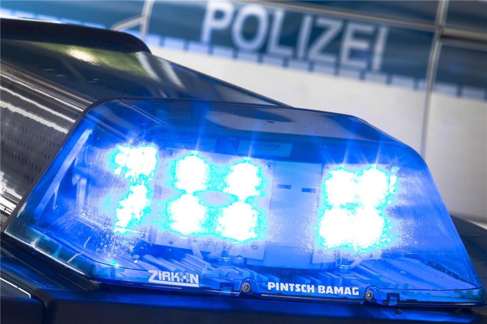 Mit Blaulicht waren Polizeibeamte in Rheda-Wiedenbrück unterwegs, als es zu einem Unfall kam. (Symbolbild)Friso Gentsch/dpa
